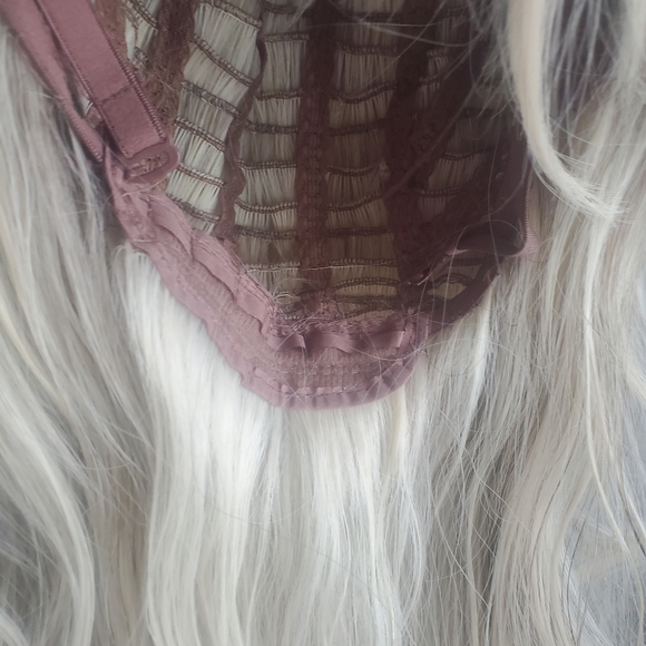 NWOT Ash Blonde Dark Rooted Synthetic Wig - Picture 14 of 15